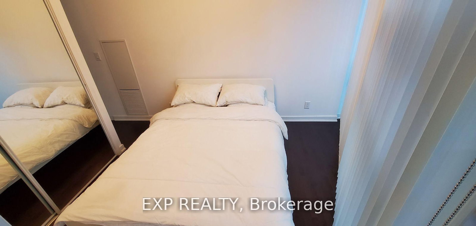 14 York Street • #2111 • Toronto, ON photo 9