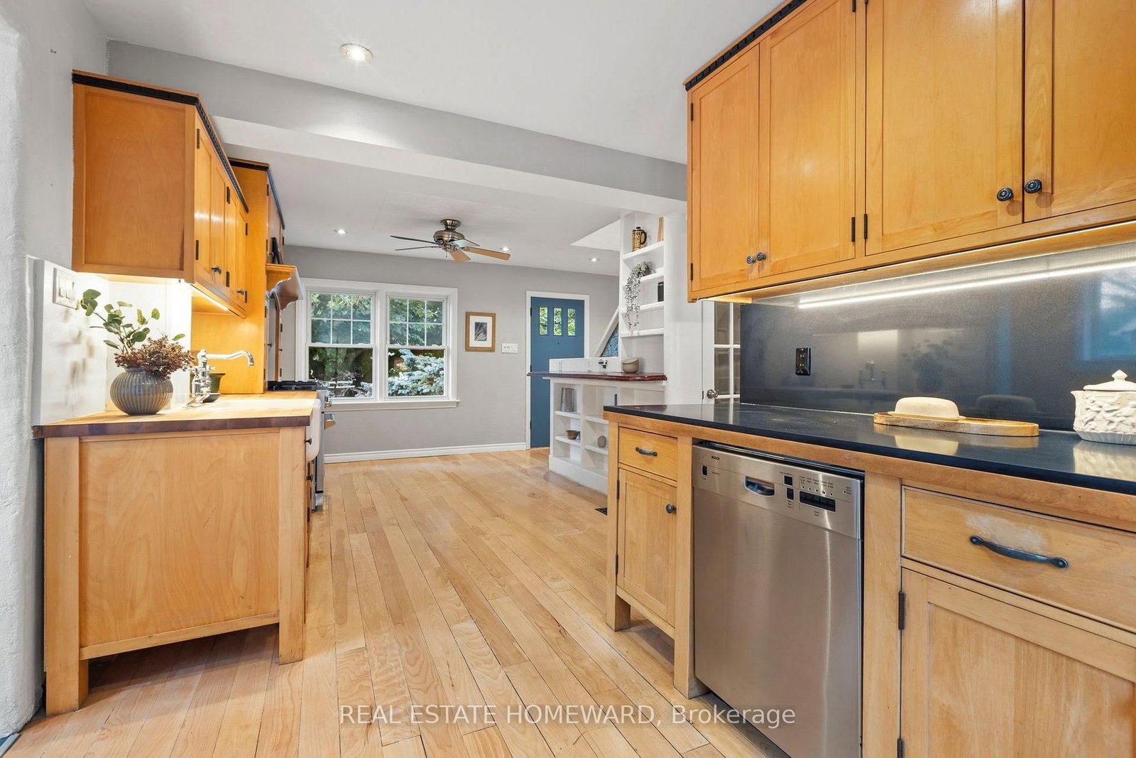 9 Dromore Crescent • Toronto, ON photo 8