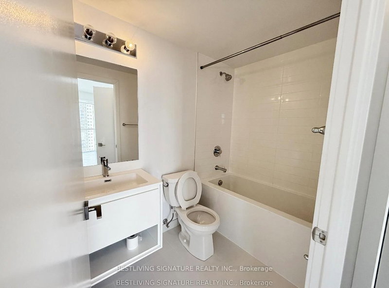 159 Wellesley St E photo 5