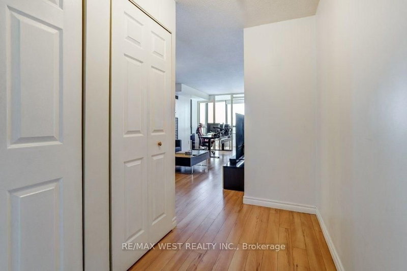 1103 - 117 Gerrard Street E