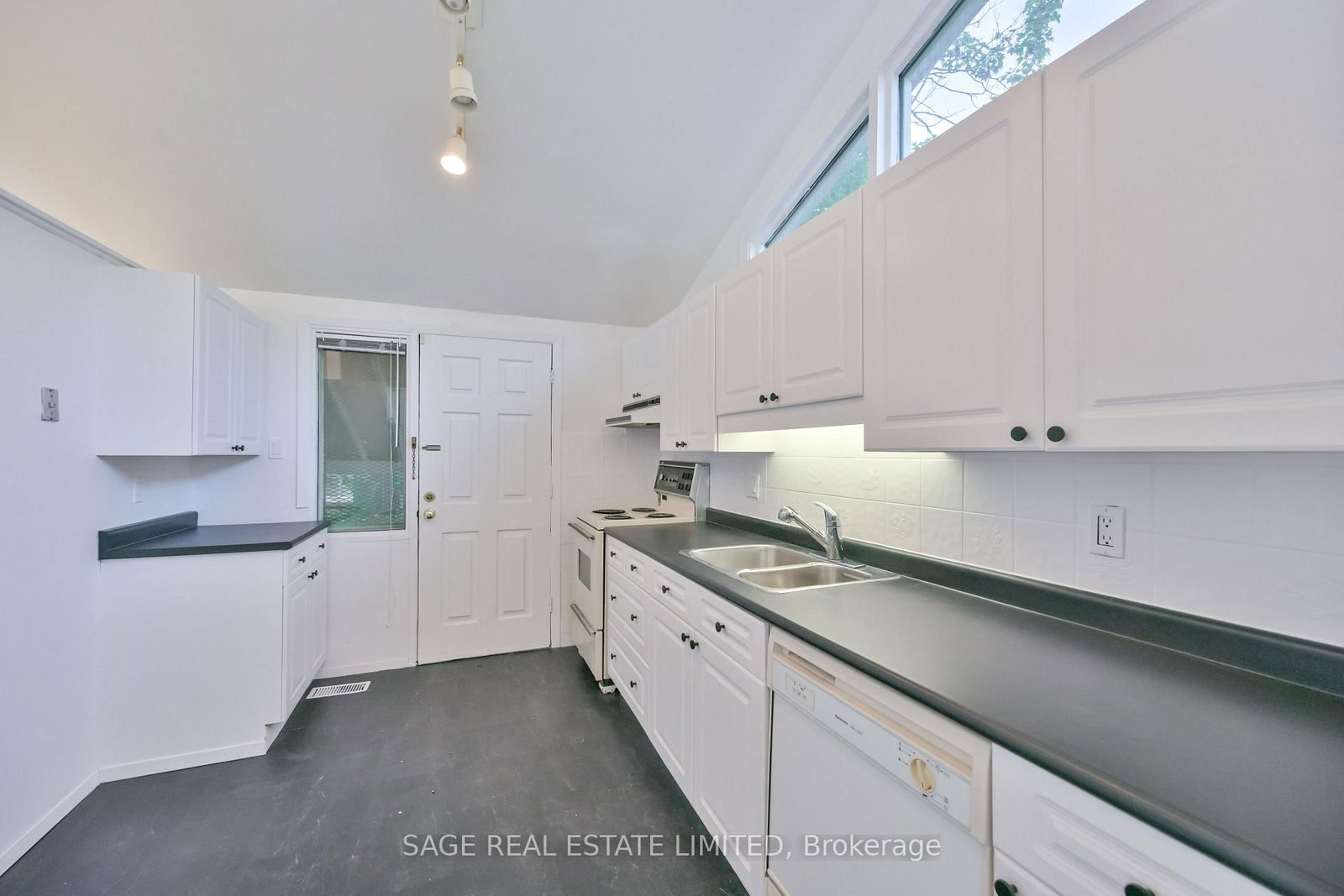 56 Grangemill Crescent • Toronto, ON photo 15