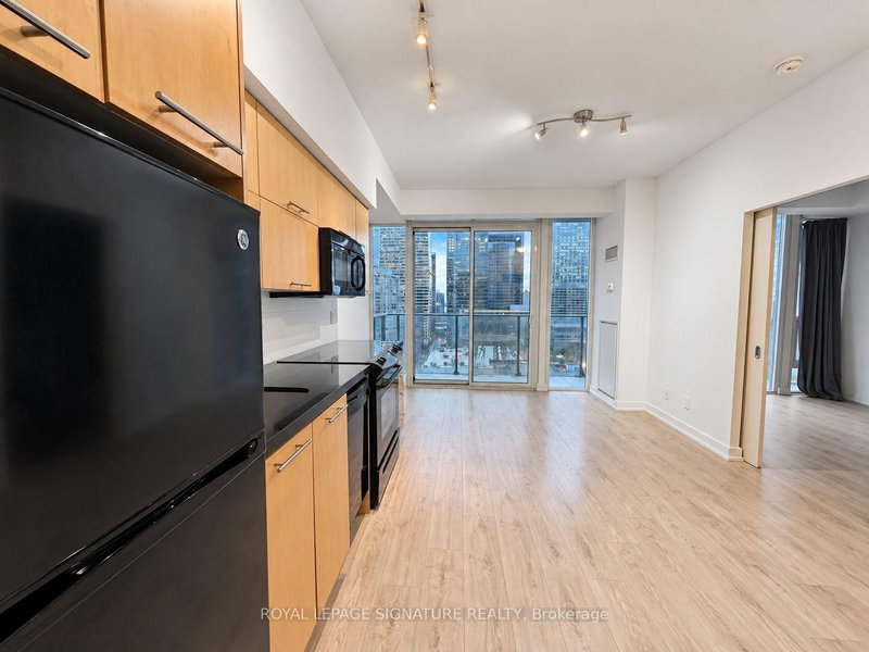 1809 - 126 Simcoe Street