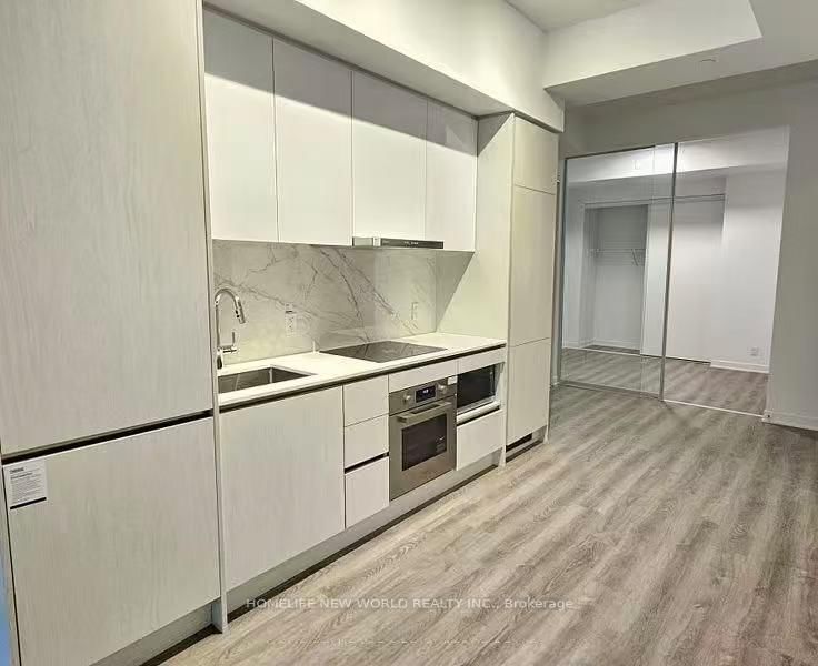 802 - 180 Front Street E
