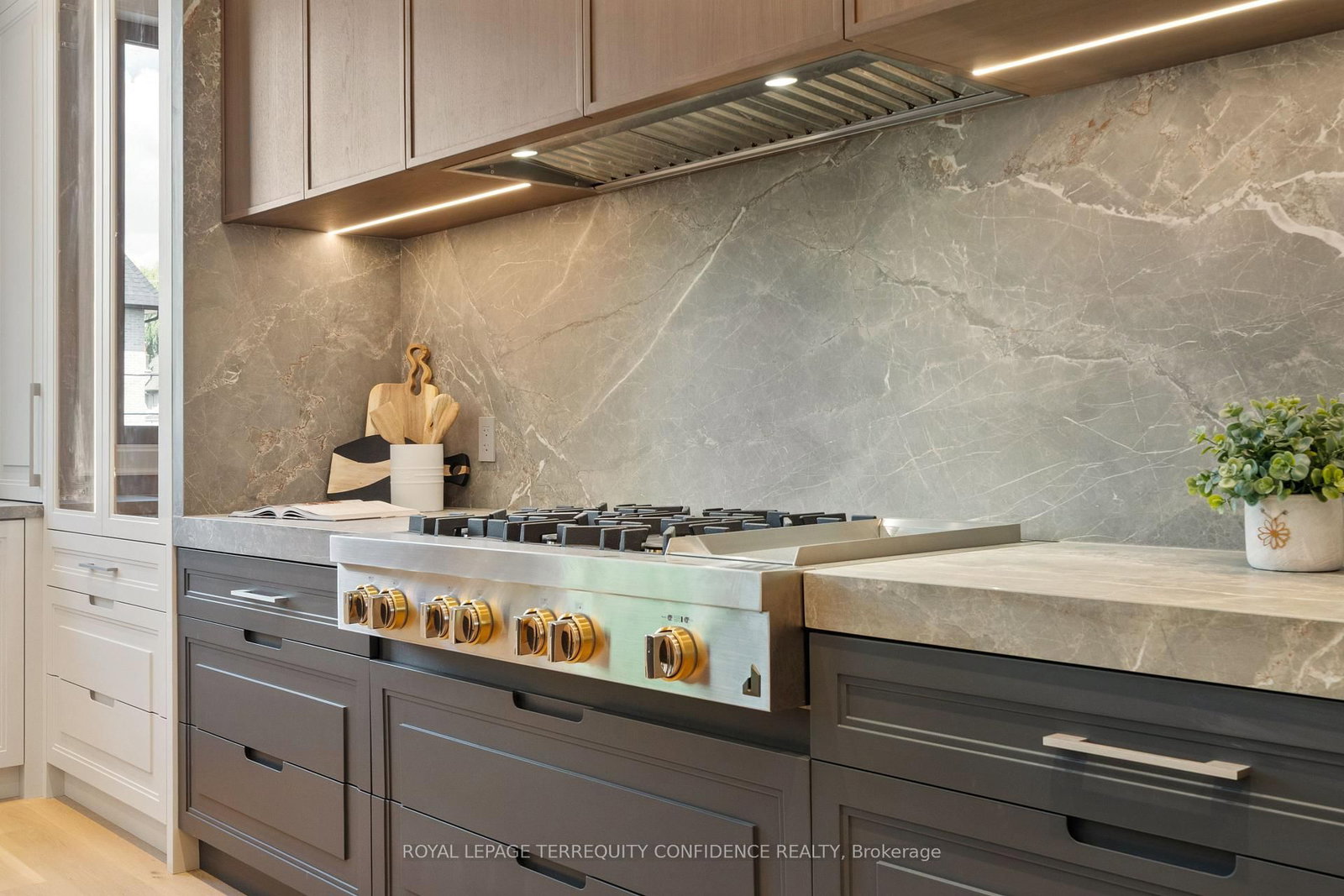272 Horsham Avenue • Toronto, ON photo 12