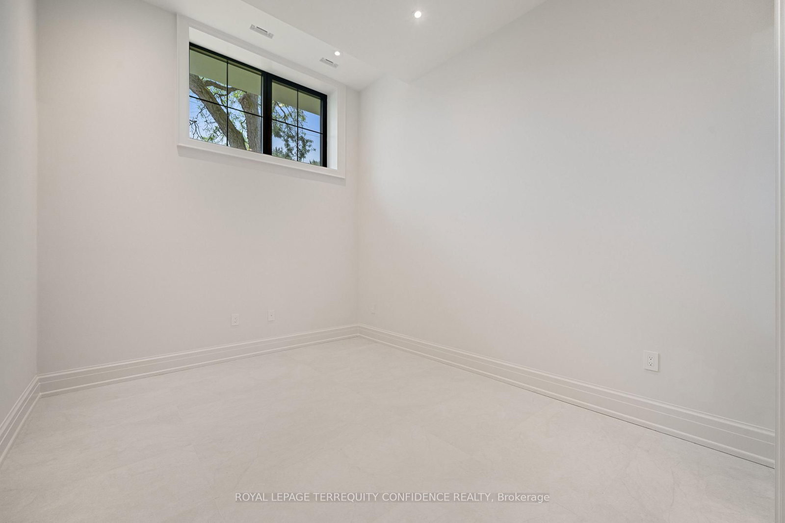 272 Horsham Avenue • Toronto, ON photo 33