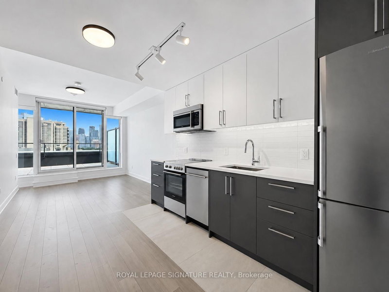 1005 - 664 Spadina Avenue