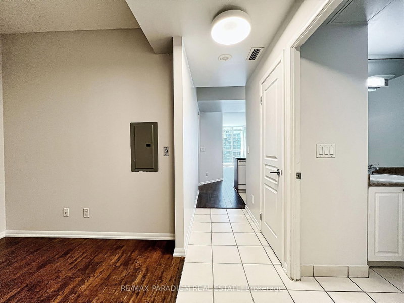 3713 - 18 Yonge Street