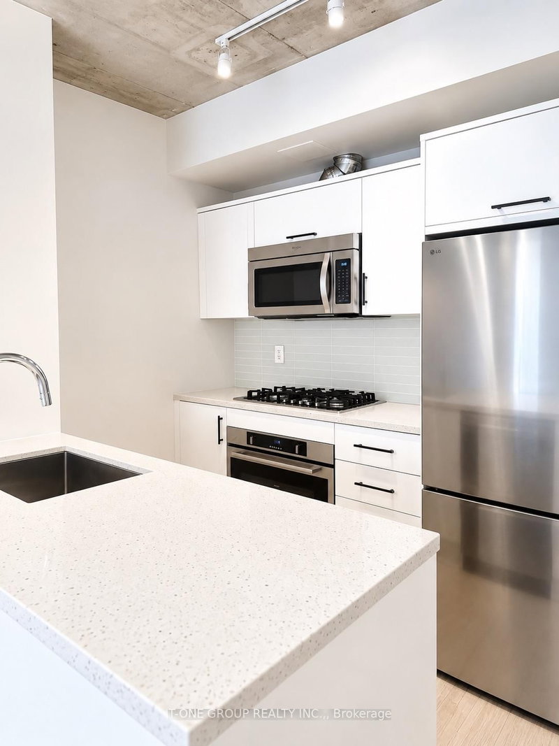 303 - 224 King Street W