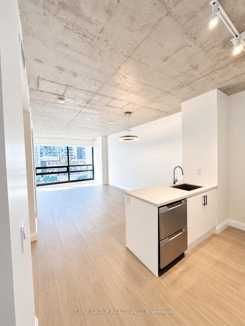 303 - 224 King Street W