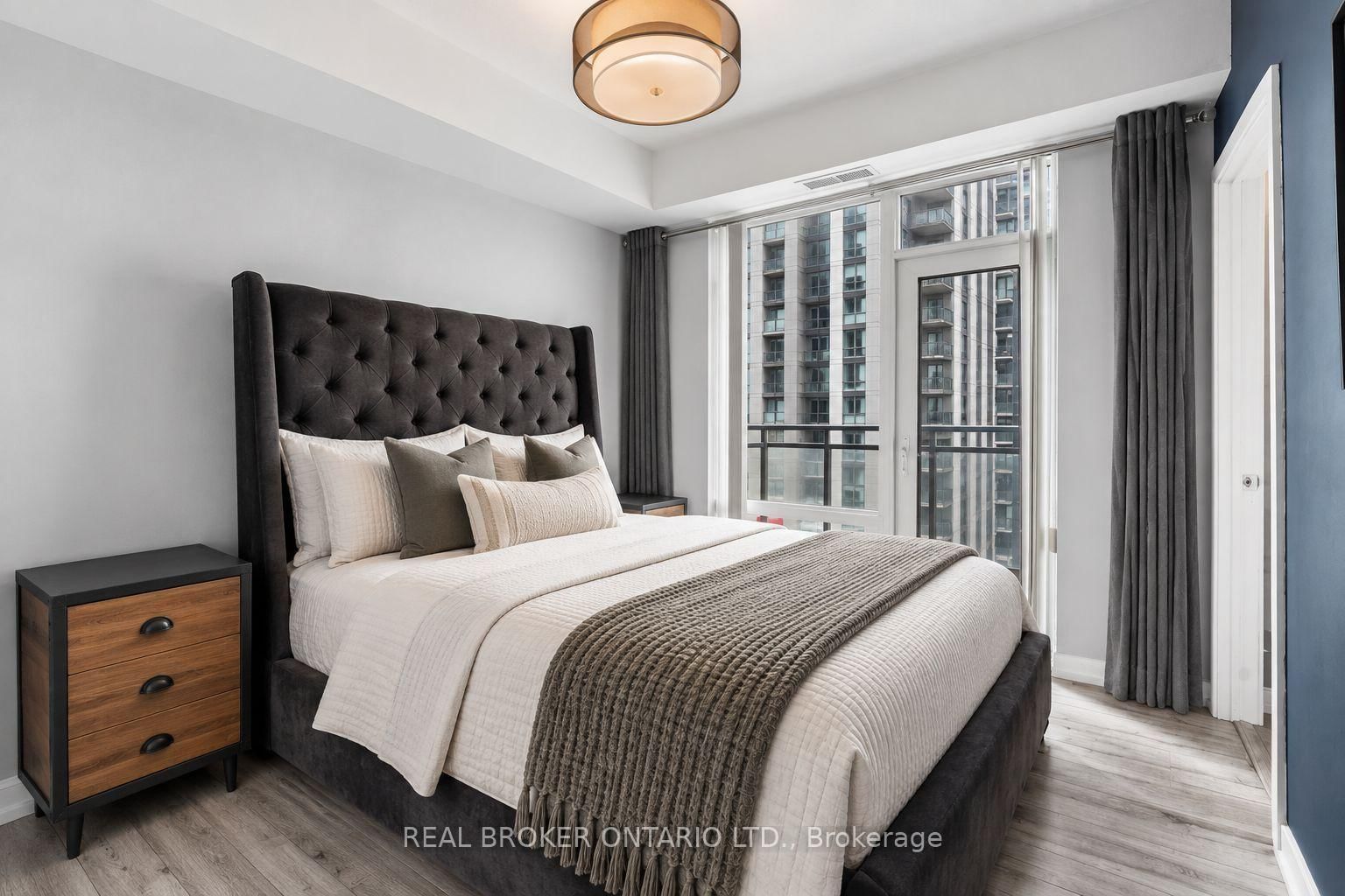 21 Widmer Street • #2002 • Toronto, ON photo 13