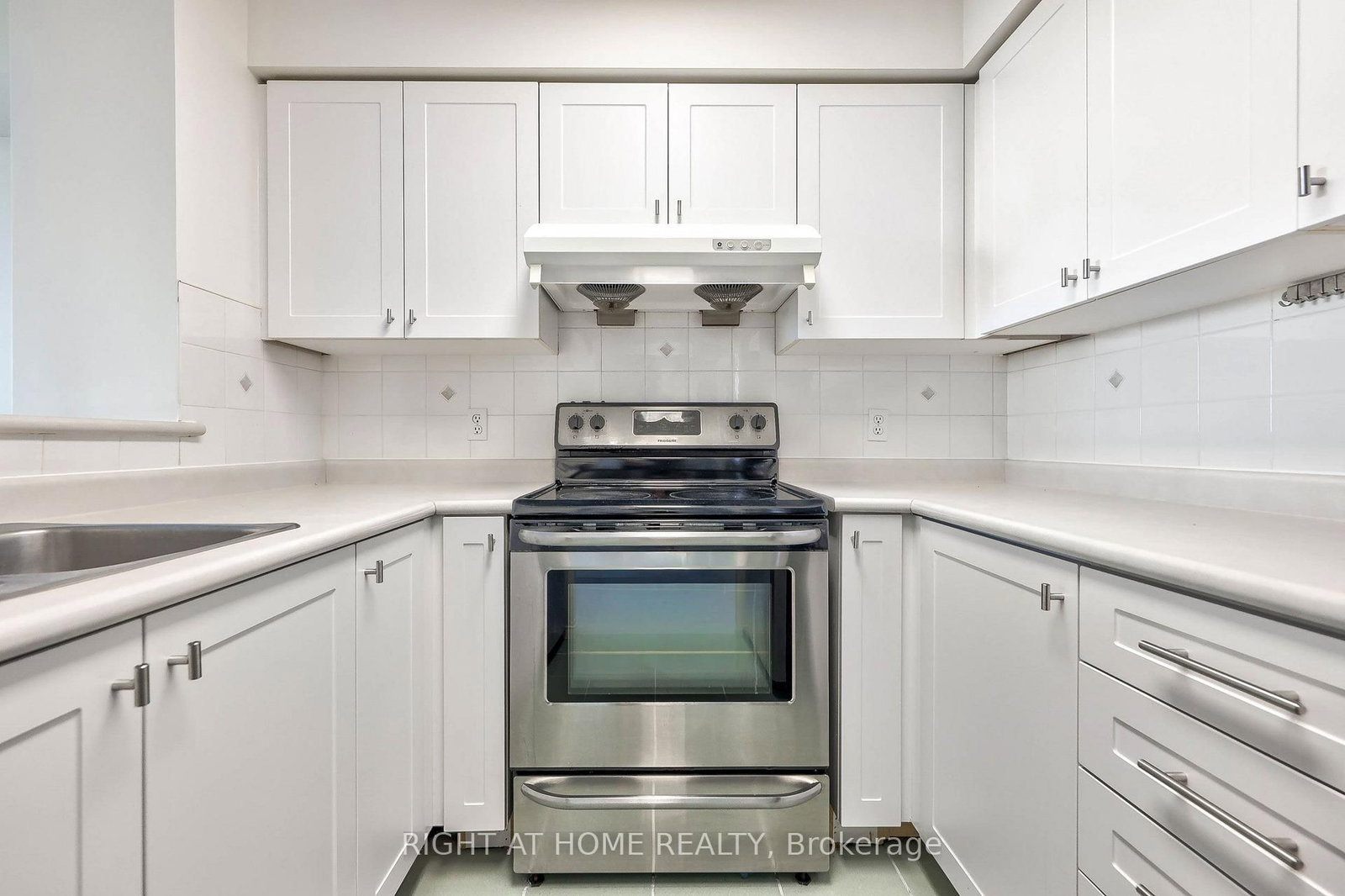 28 Pemberton Avenue • #706 • Toronto, ON photo 10