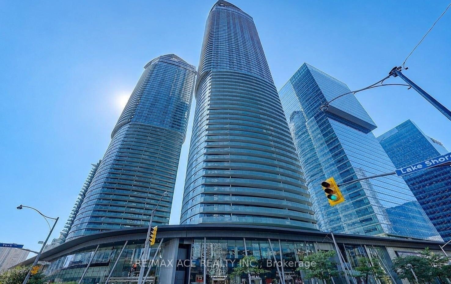 12 York Street • #404 • Toronto, ON photo 1
