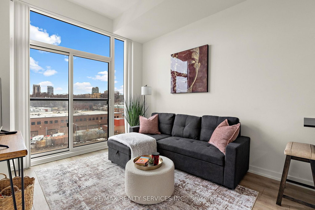 708 - 500 Dupont Street 5