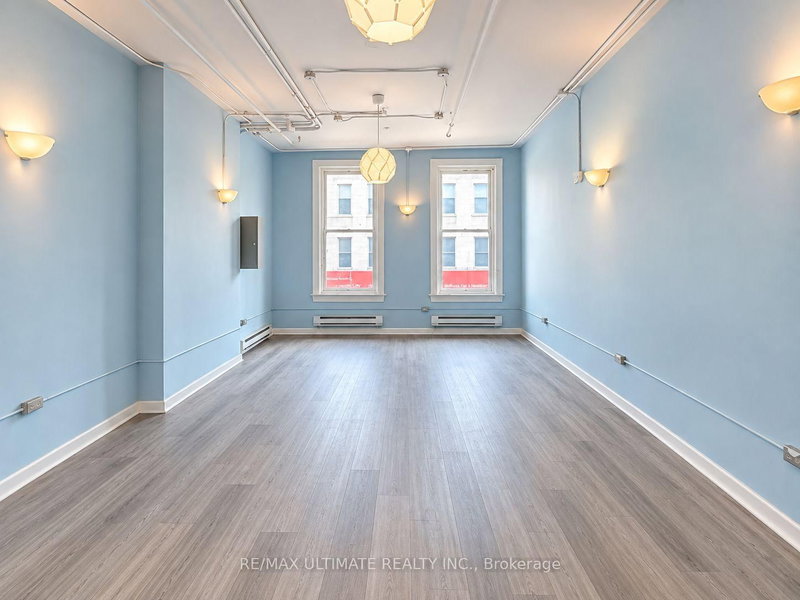 678 Yonge St photo 2
