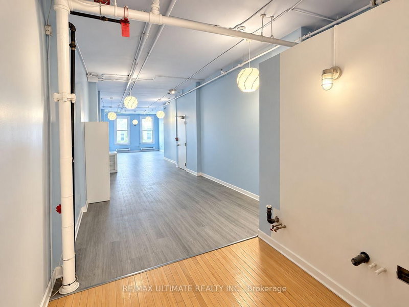 678 Yonge St photo 3