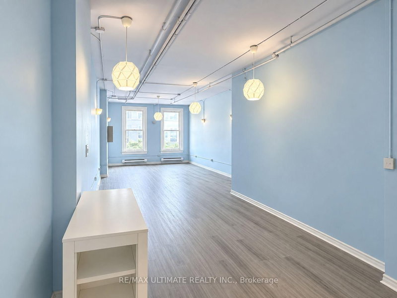 678 Yonge St photo 4
