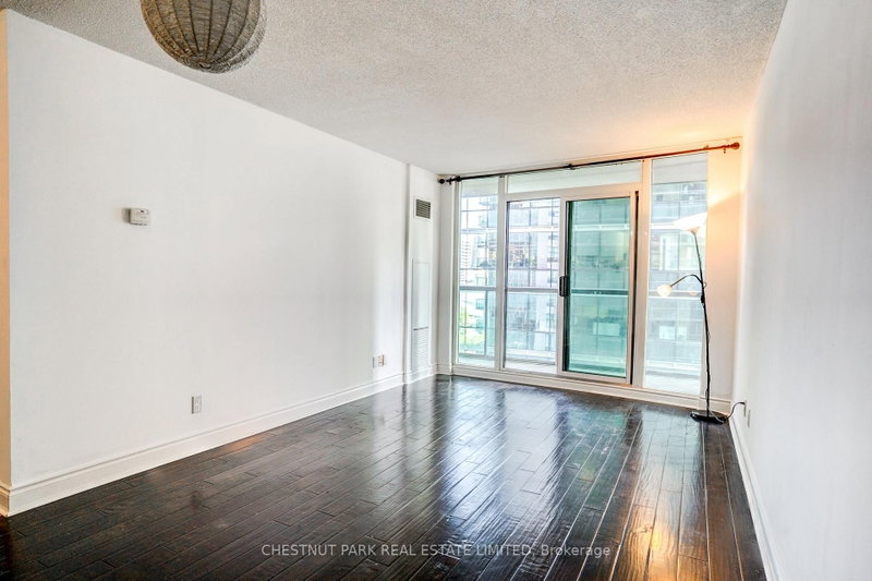 1008 - 30 Grand Trunk Crescent