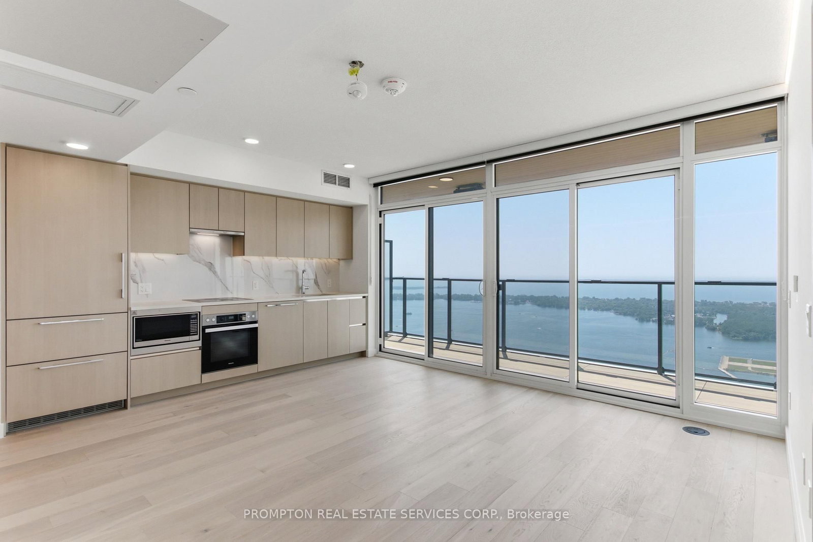 3 Concord Cityplace Way • #7208 • Toronto, ON photo 2