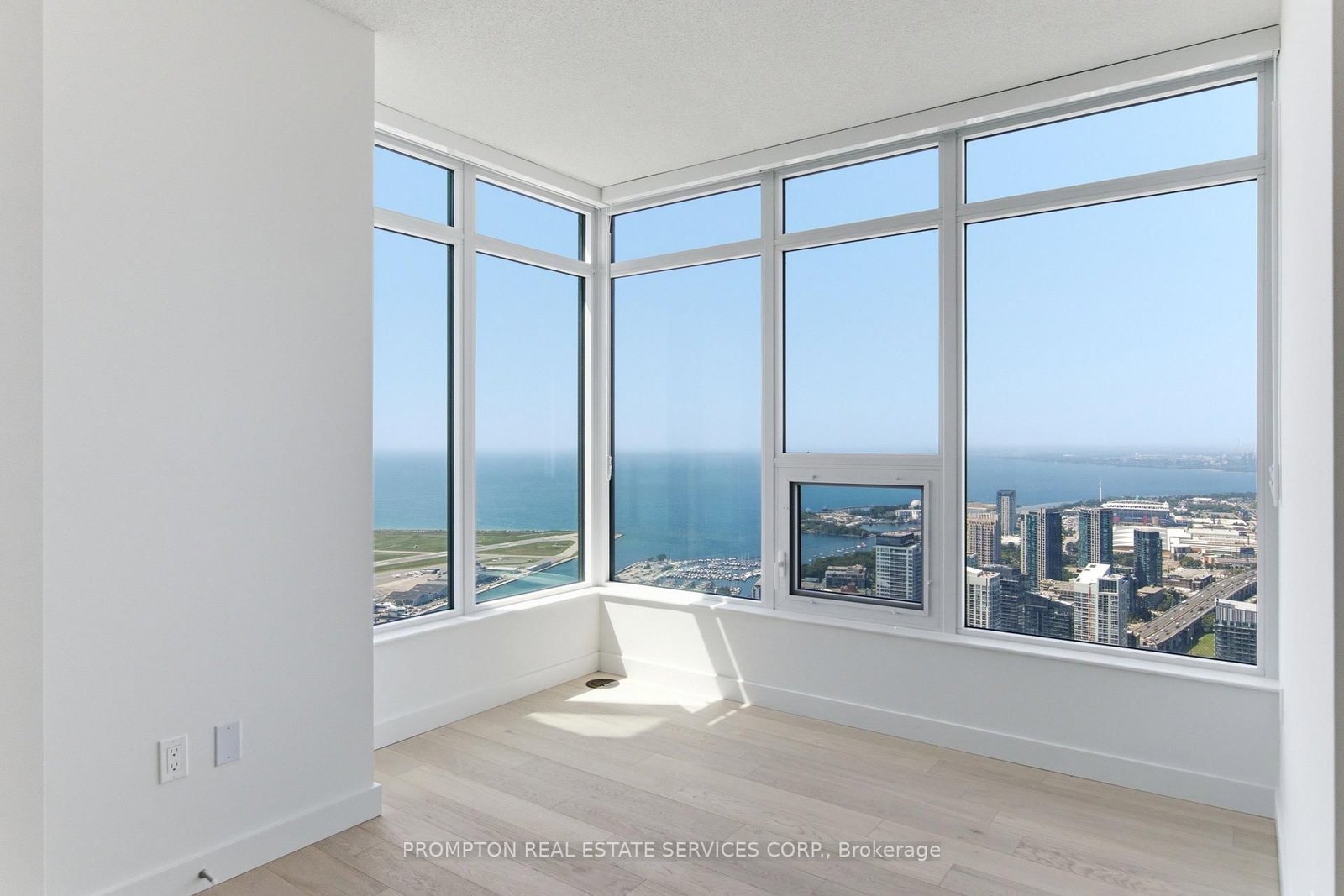 3 Concord Cityplace Way • #7208 • Toronto, ON photo 3
