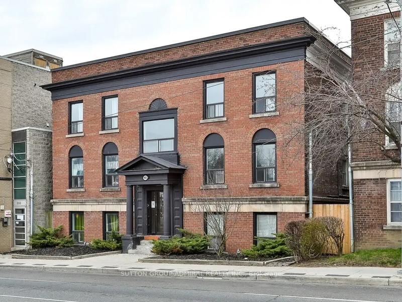 home for lease on 16-915 St Clair Avenue W