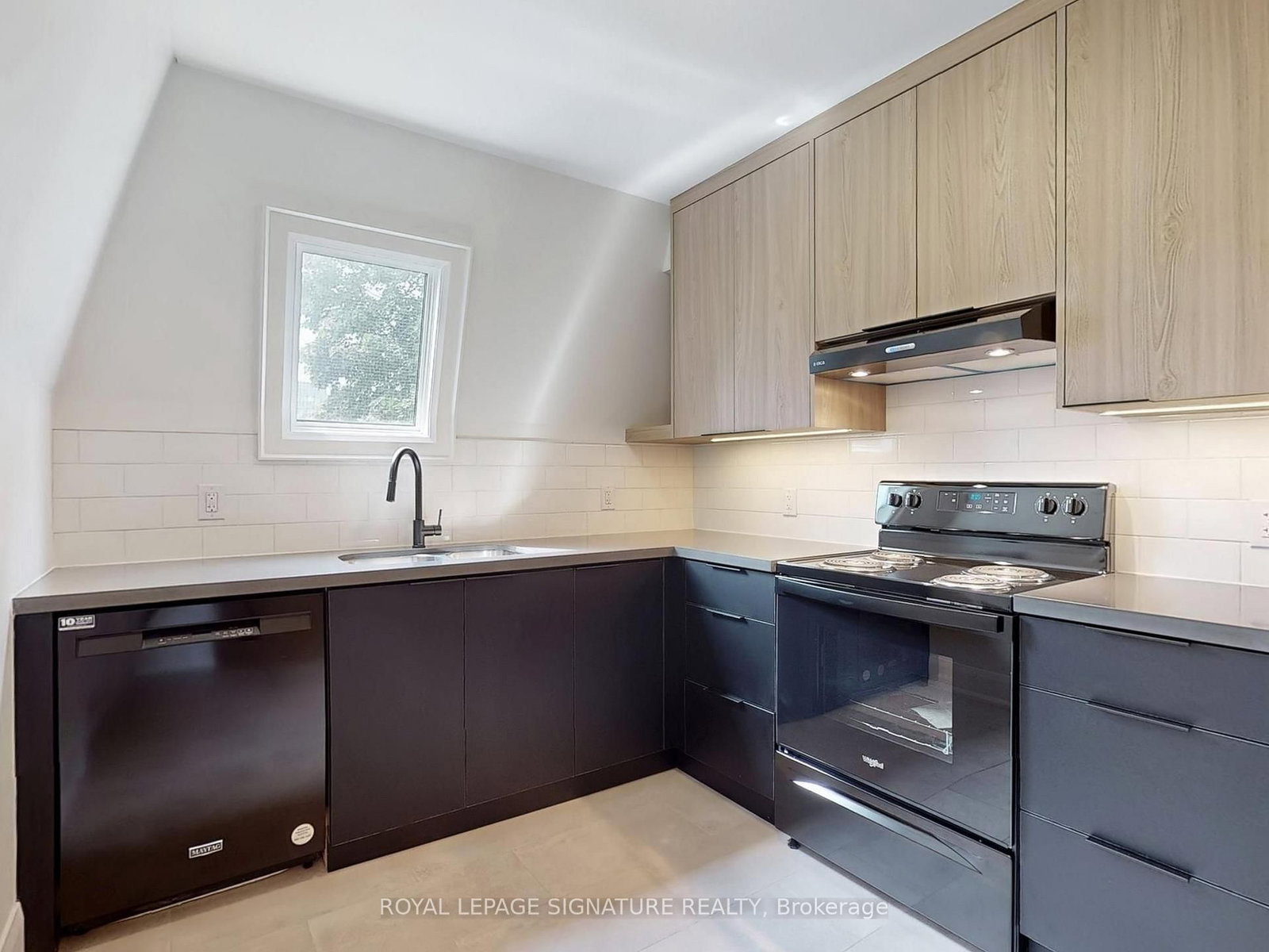 2 - 28 Beaconsfield Avenue, Toronto 4