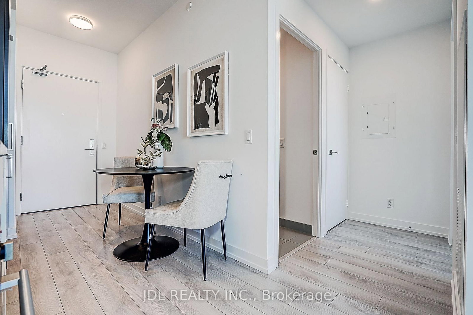 33 Helendale Avenue • #1811 • Toronto, ON photo 12
