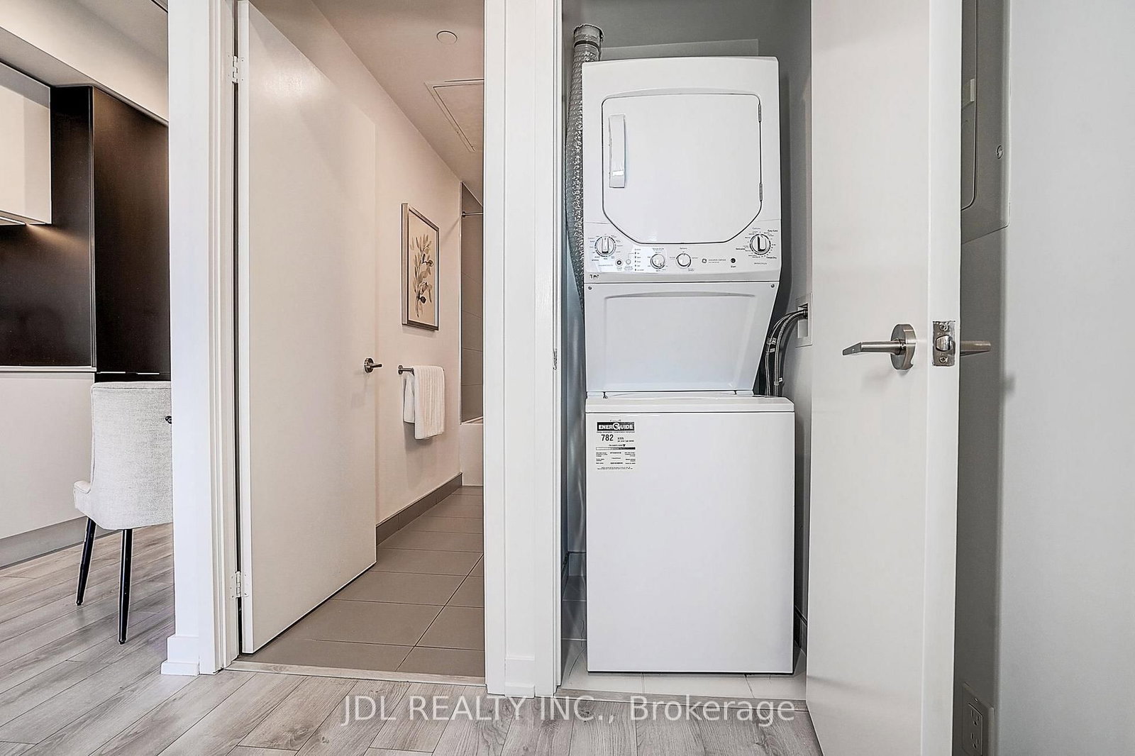 33 Helendale Avenue • #1811 • Toronto, ON photo 29