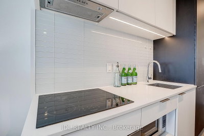 33 Helendale Avenue • #1811 • Toronto, ON photo 9