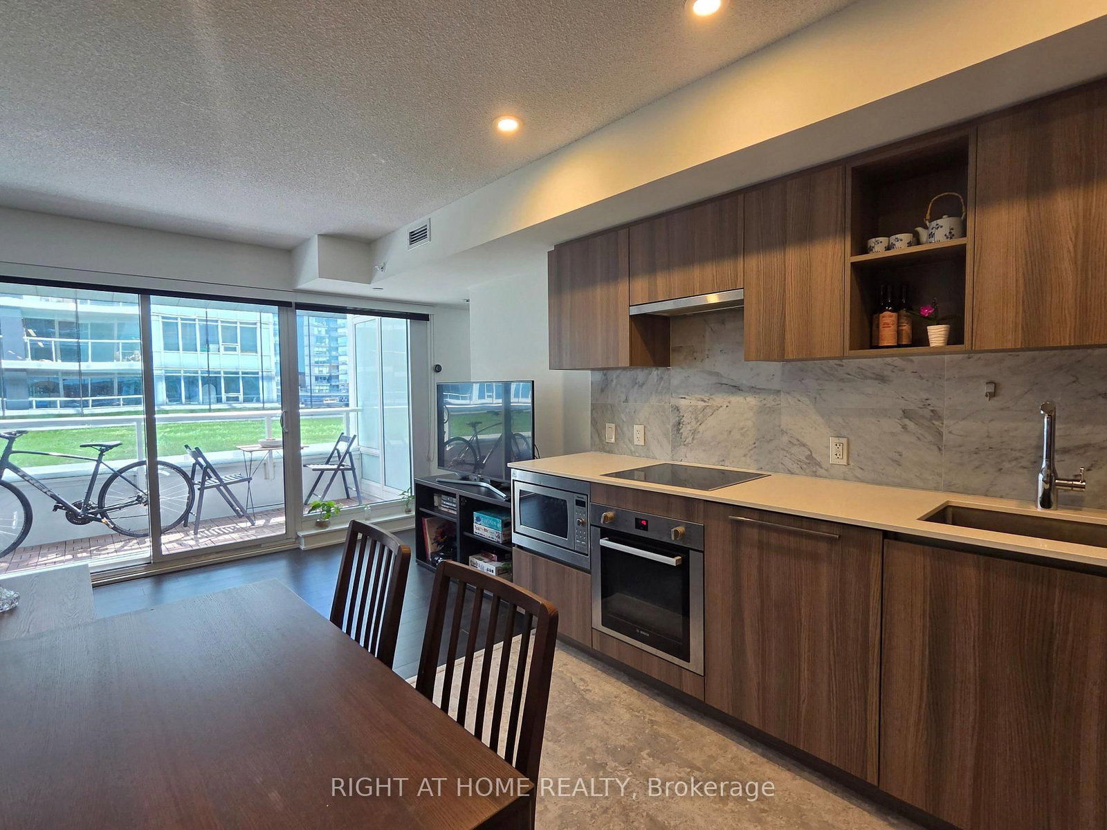 17 Bathurst Street • #602 • Toronto, ON photo 2