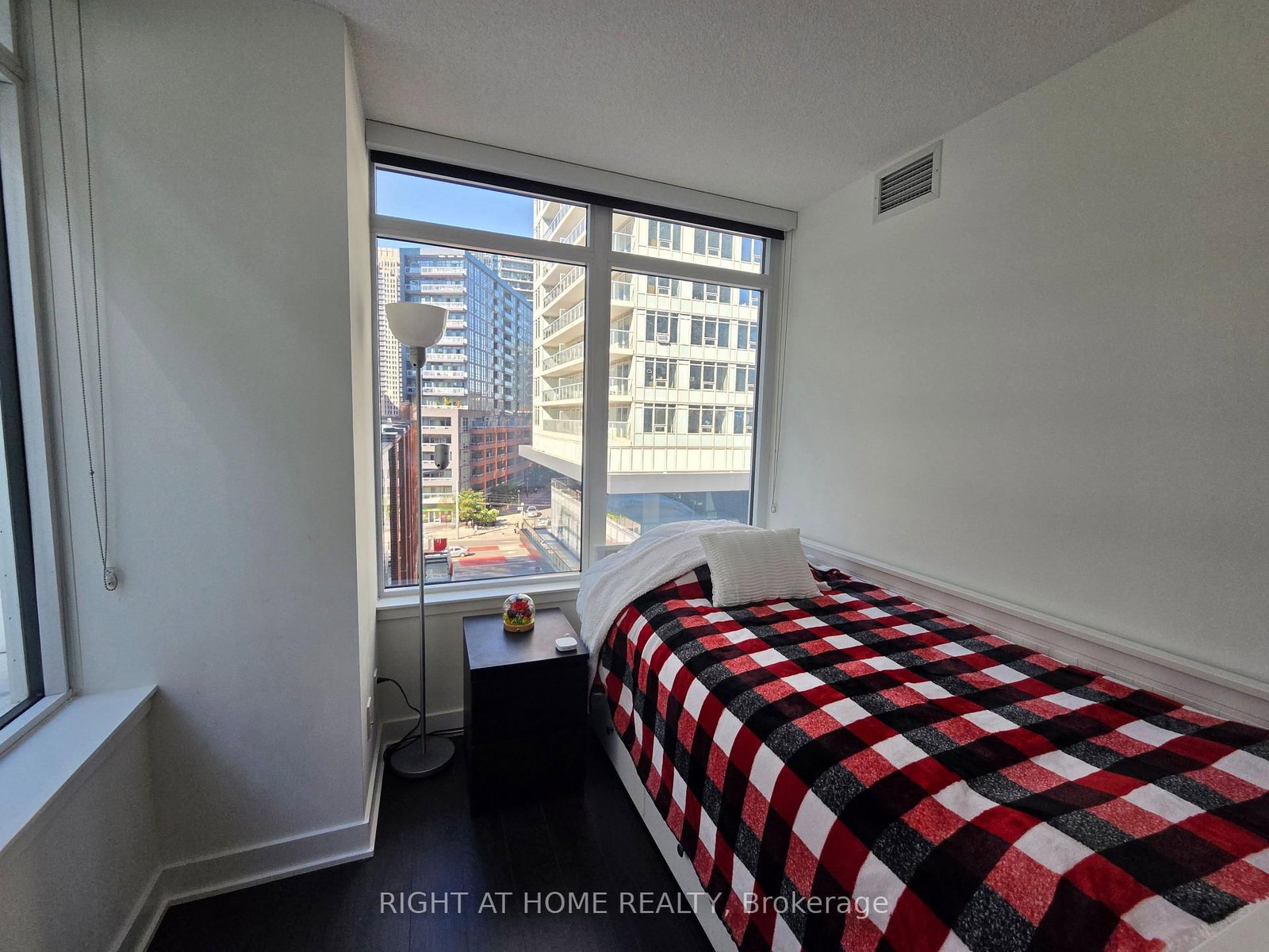 17 Bathurst Street • #602 • Toronto, ON photo 6