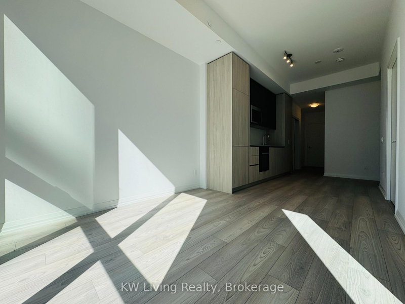 2415 - 400 King Street W