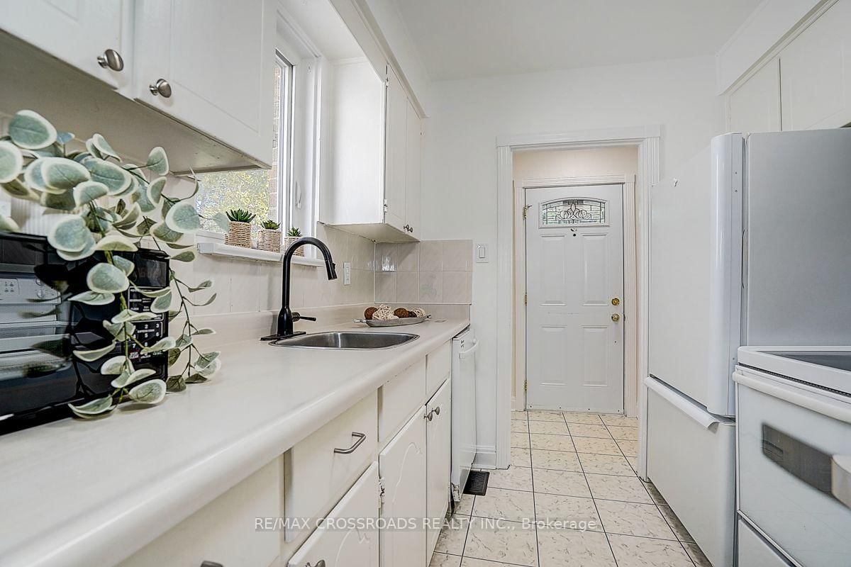 128 Leacrest Road • Toronto, ON photo 16