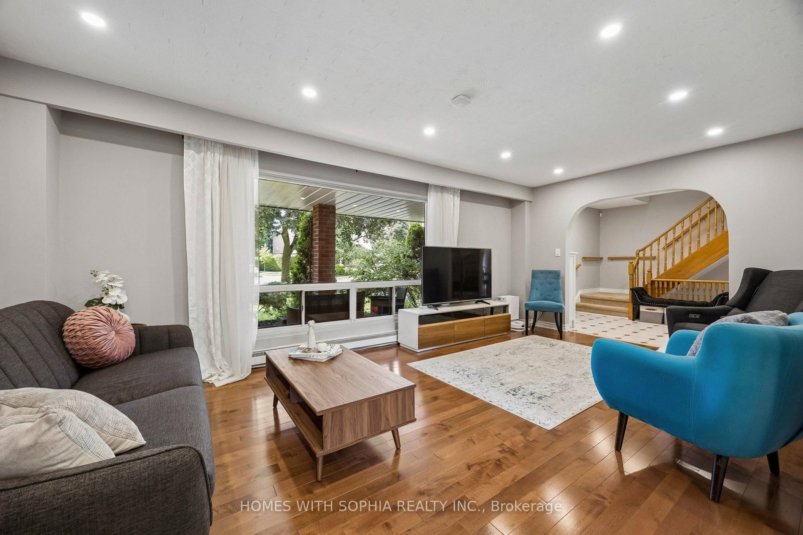 34 Rustywood Drive • Toronto, ON photo 12