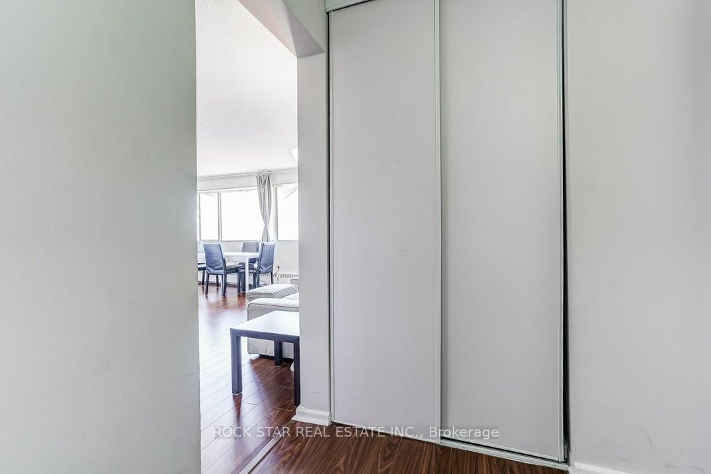 708 - 10 Sunny Glenway, Toronto 5