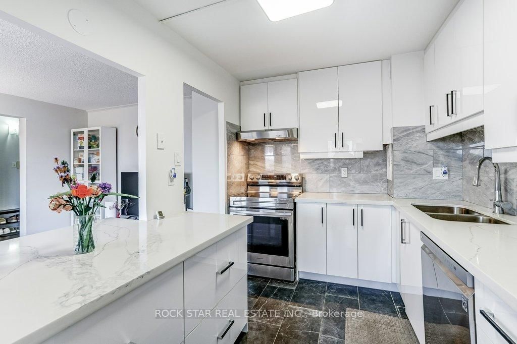 10 Sunny Glenway • #708 • Toronto, ON photo 13