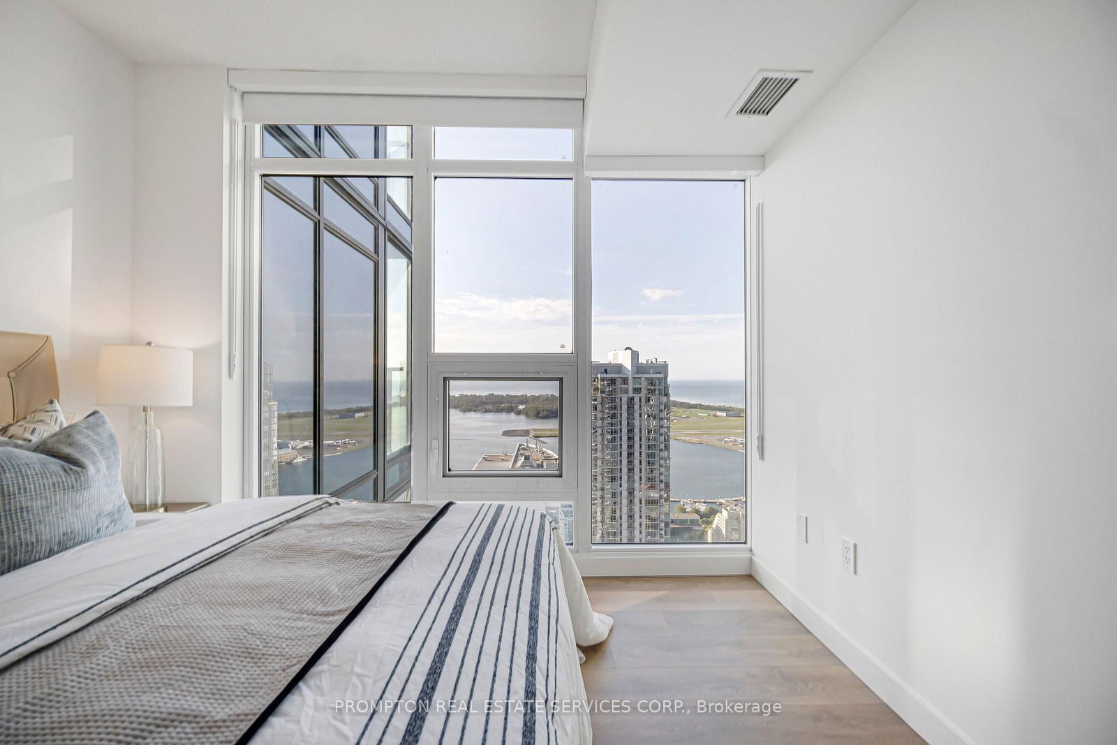 1 Concord cityplace Way • #5210 • Toronto, ON photo 19