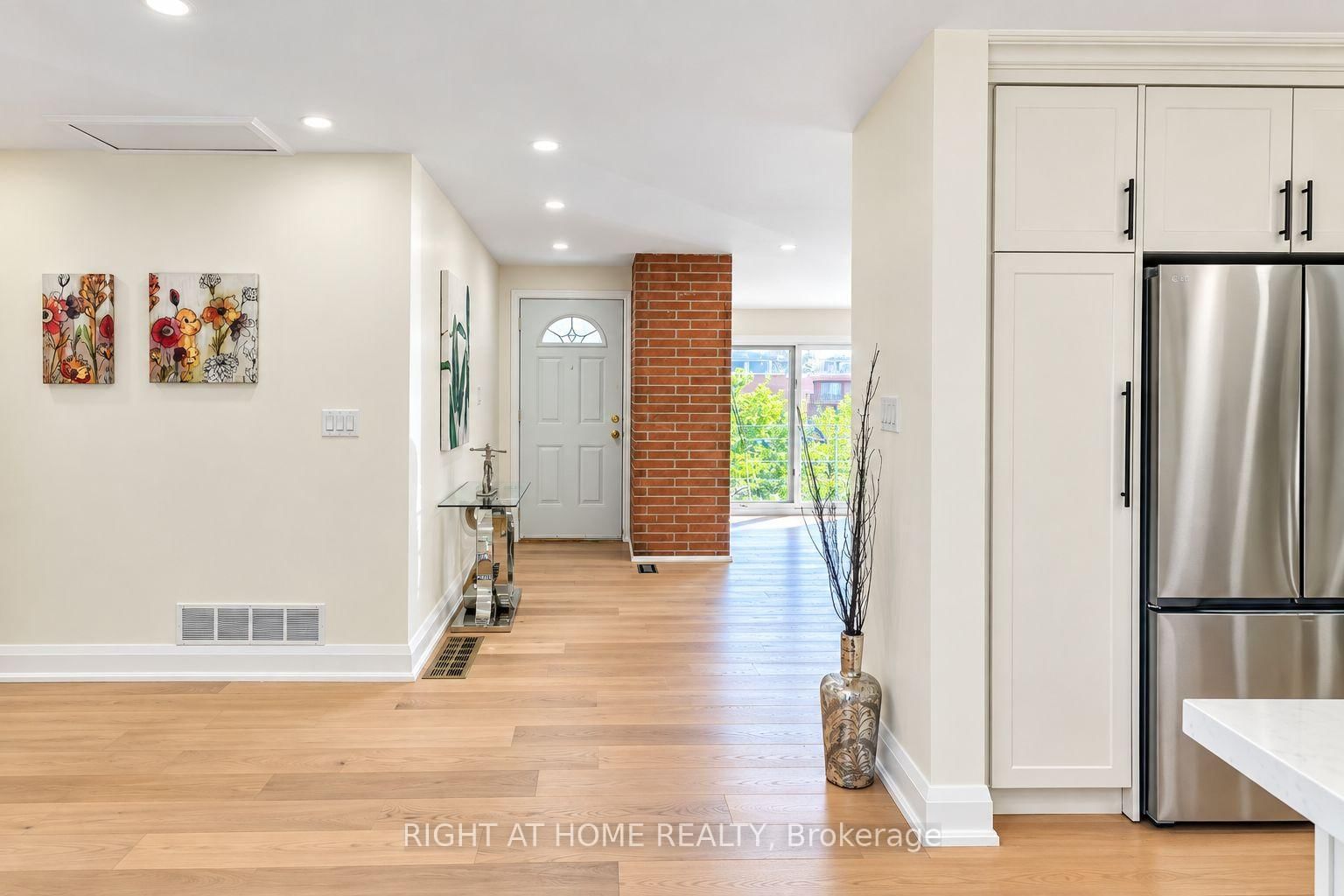 16 Ptarmigan Crescent • Toronto, ON photo 6