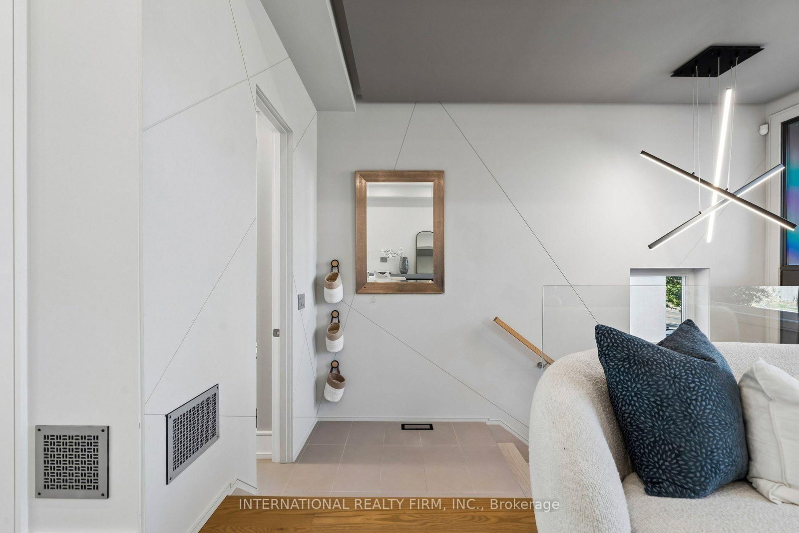 39 Wilmington Avenue • Toronto, ON photo 4