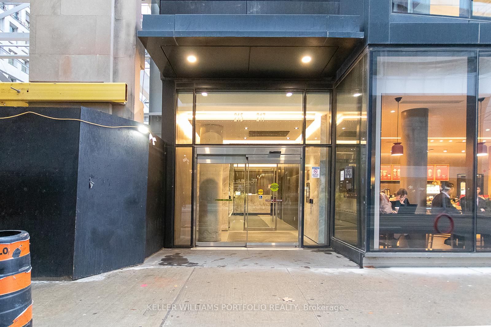 1909-215 Queen St, Toronto, view 17