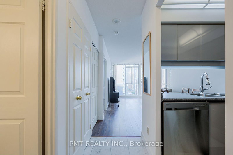 1612 - 736 Bay Street