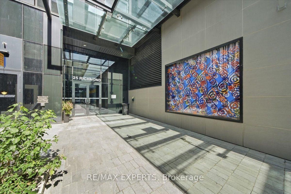 25 Richmond Street E • #1815 • Toronto, ON photo 3