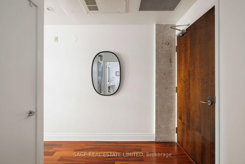 402 - 261 King Street E