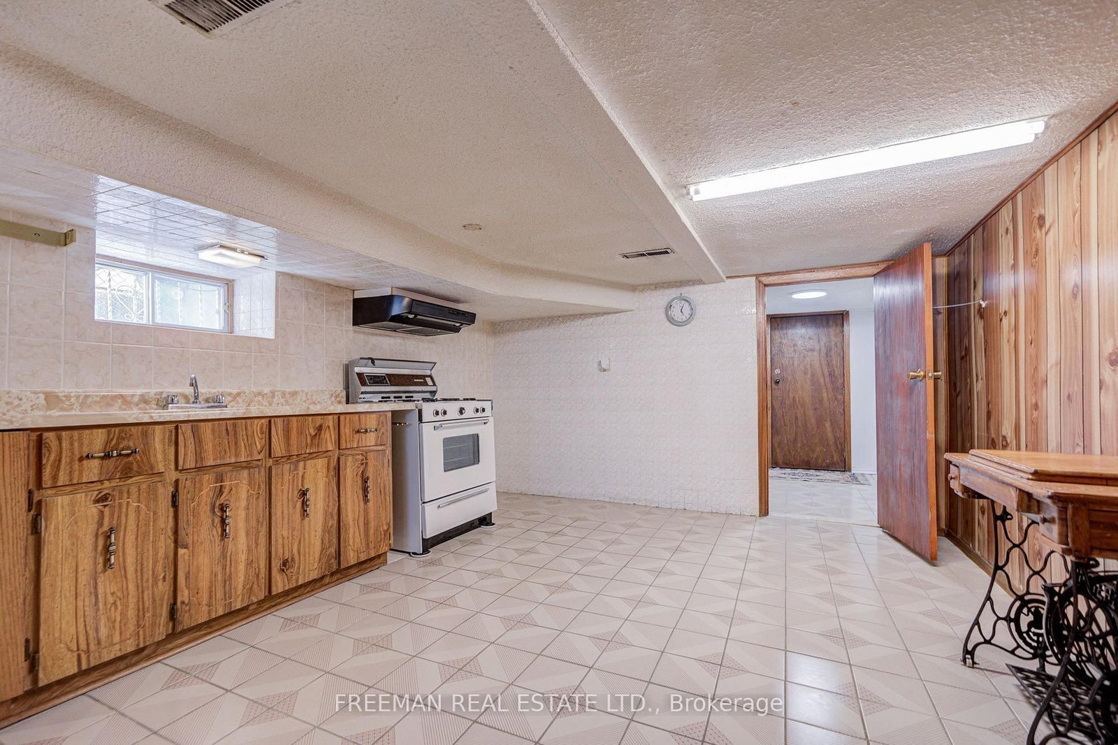 912 Manning Avenue • Toronto, ON photo 25
