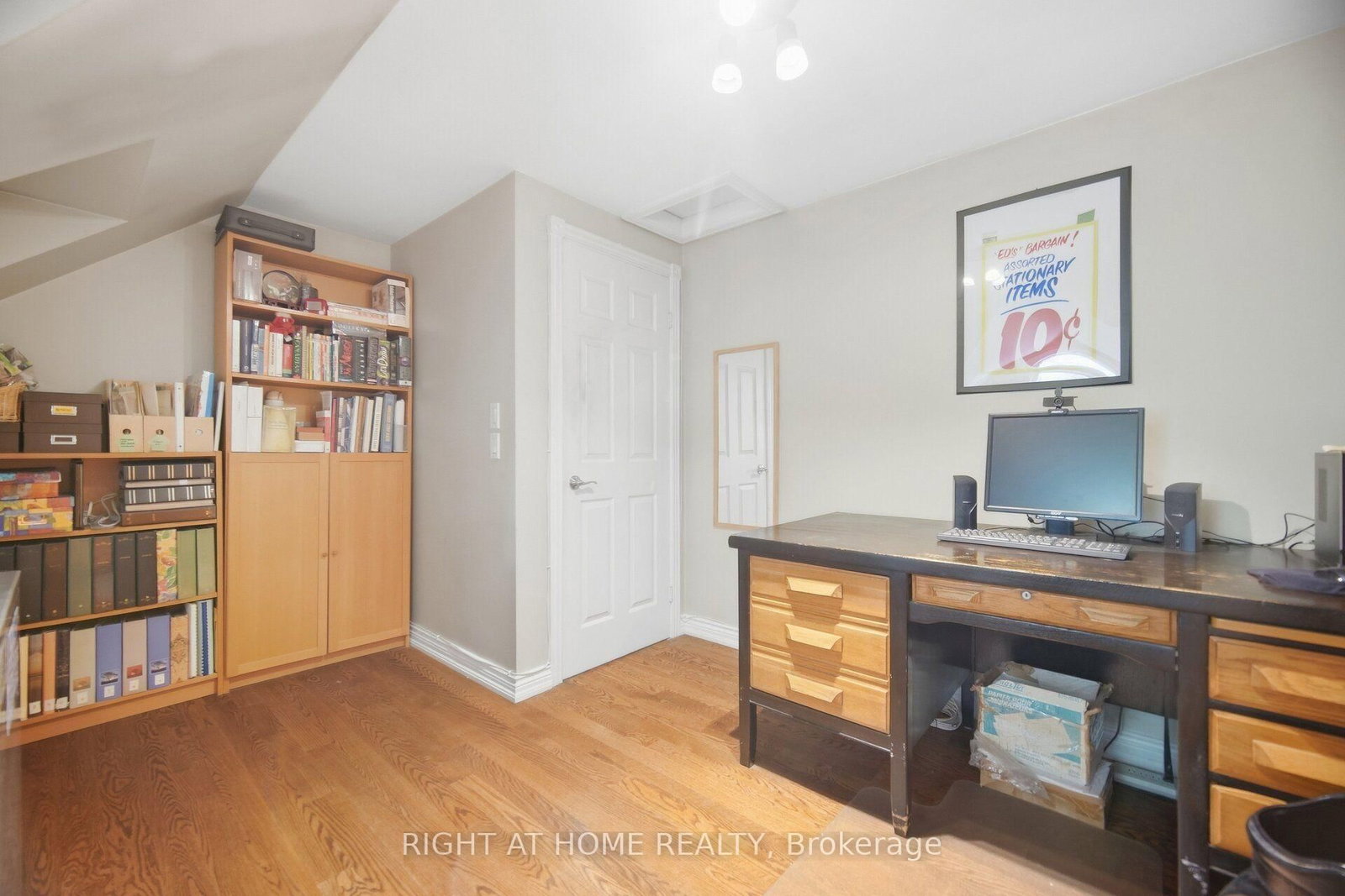 219 Broadway Avenue • Toronto, ON photo 32