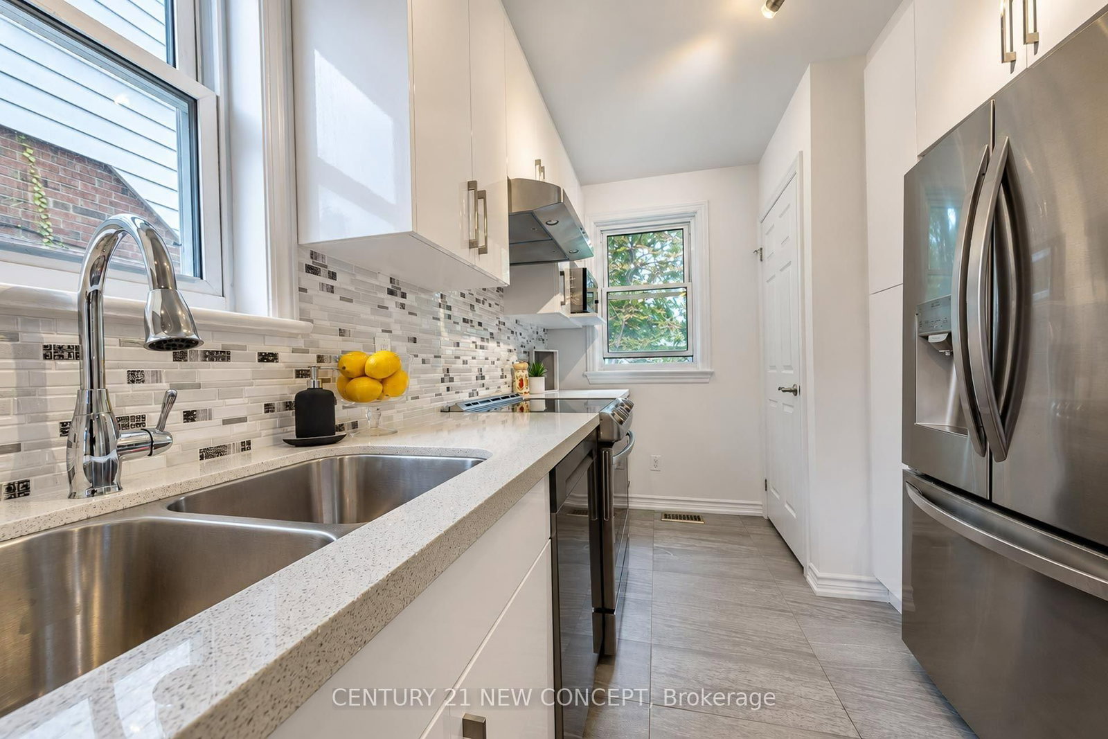 17 Lyndale Drive • Toronto, ON photo 11