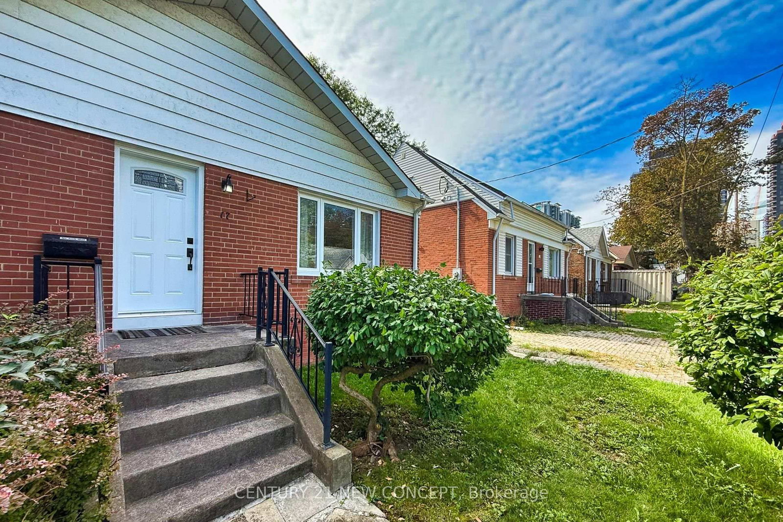 17 Lyndale Drive • Toronto, ON photo 2