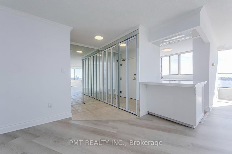 1502 - 270 Queens Quay W