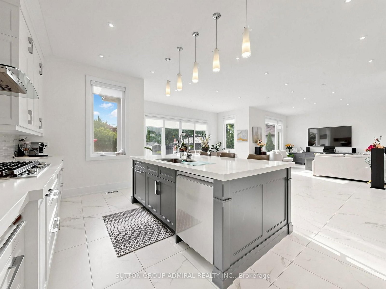 18 Dunsmore Gardens • Toronto, ON photo 14