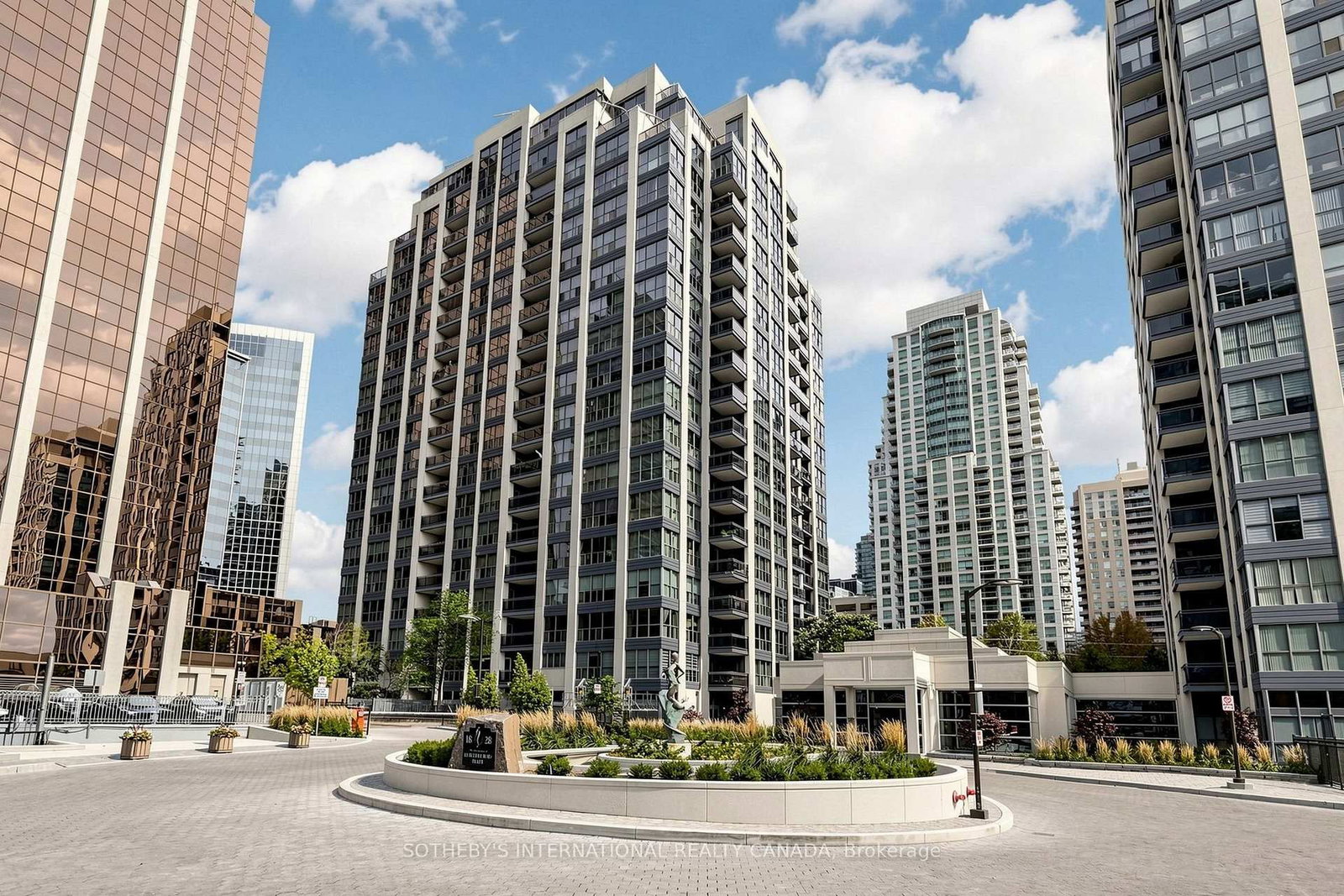 18 Hollywood Avenue, Unit 303