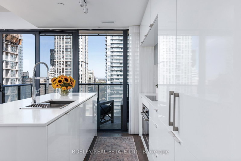 185 Roehampton Ave photo 4
